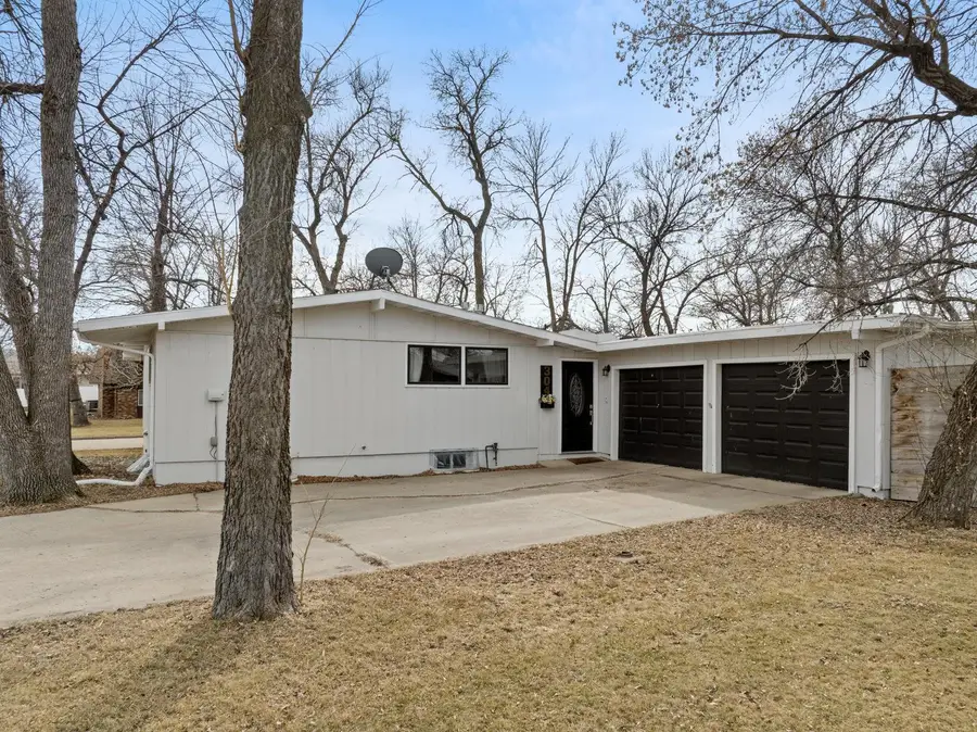 304 15th St SW, Minot, ND 58701 - #3