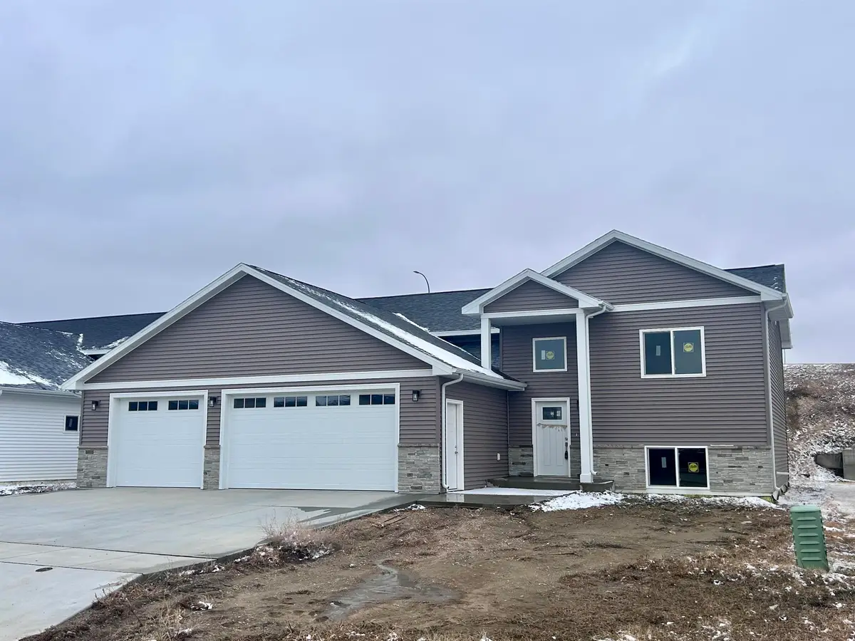 2413 15th St, Minot, ND 58703 - #1