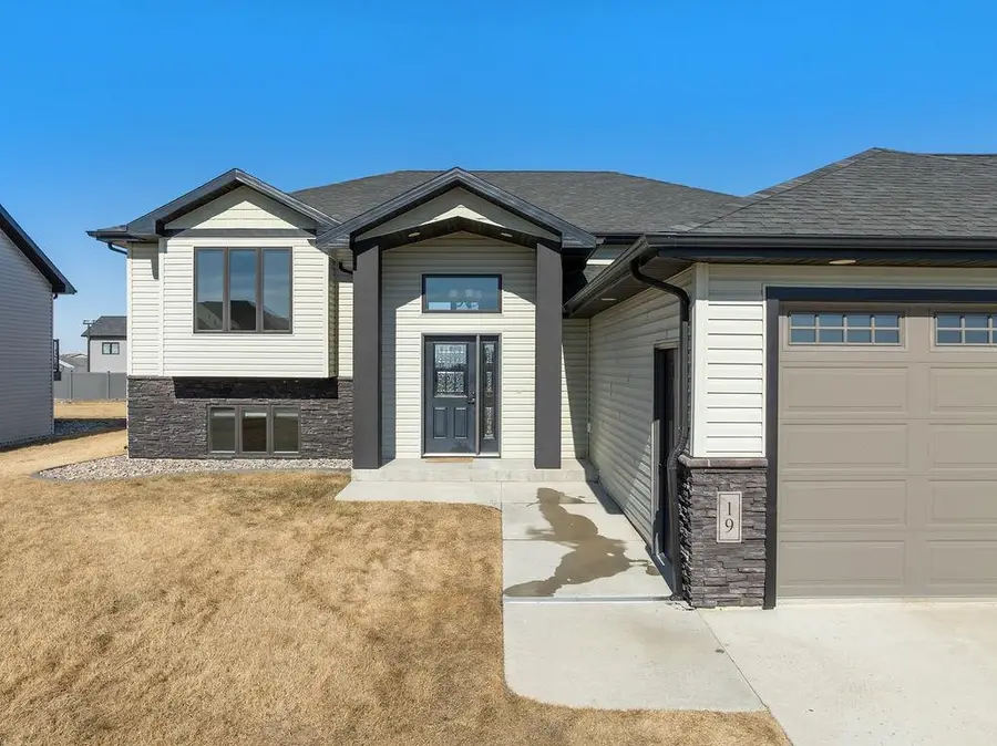 19 Valley Bluffs Court SE, Minot, ND 58701 - #3