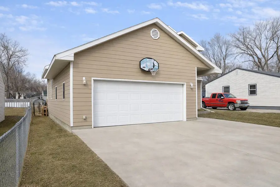 503 22nd st NW, Minot, ND 58703 - #2