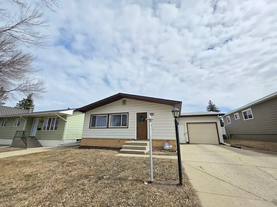 1111 6th st SW, Minot, ND 58701 - #2