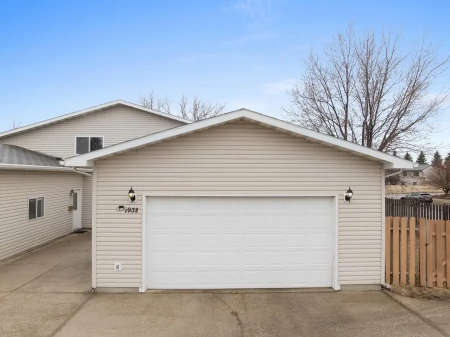 1932 16th St NW, Minot, ND 58703 - #2