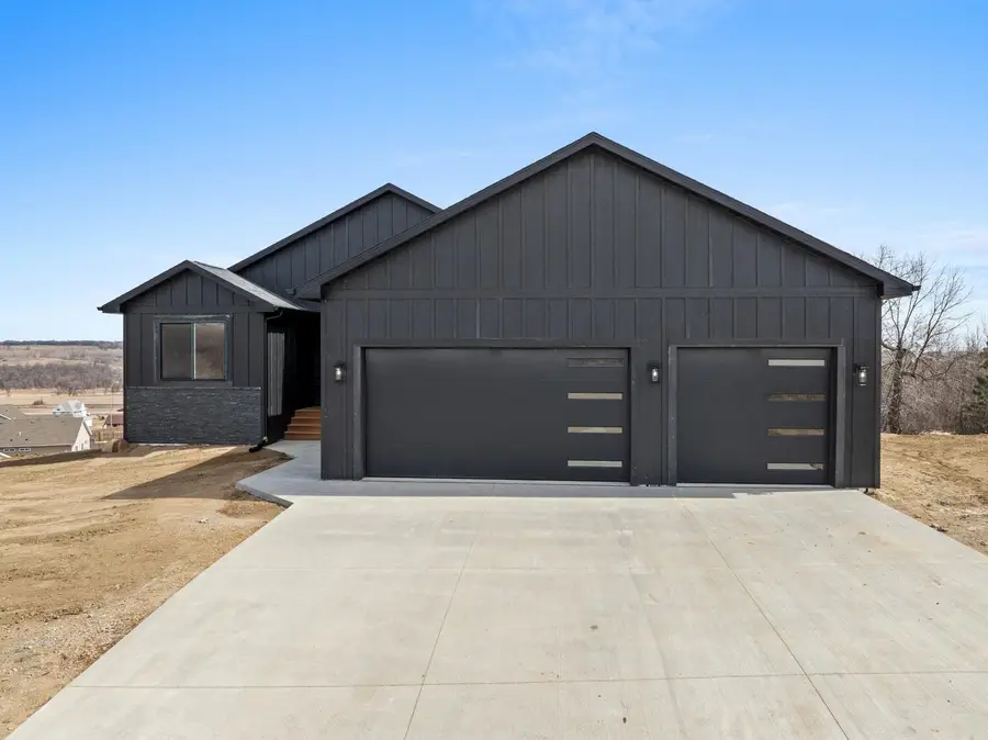 16 RIDGEVIEW CT, Burlington, ND 58722 - #2