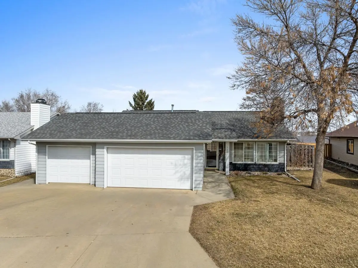 1422 Cottonwood Ave, Minot, ND 58701 - #1