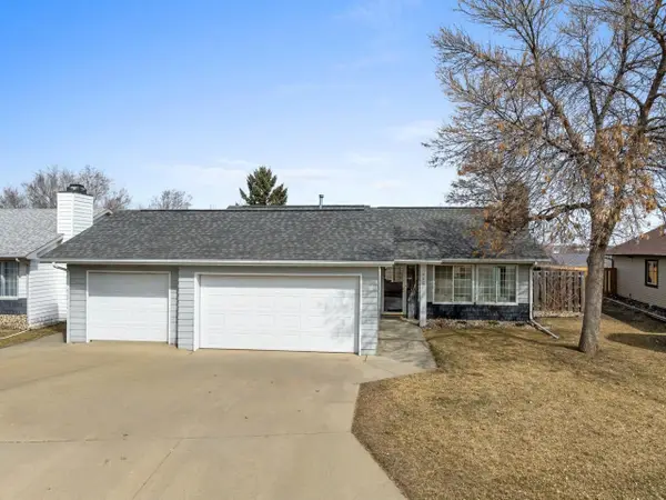 1422 Cottonwood Ave, Minot, ND 58701