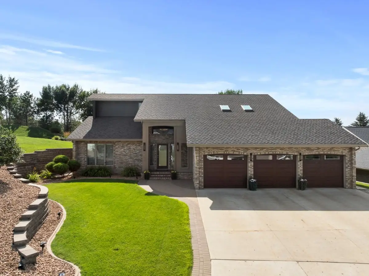 1408 12th St SW, Minot, ND 58701 - #1