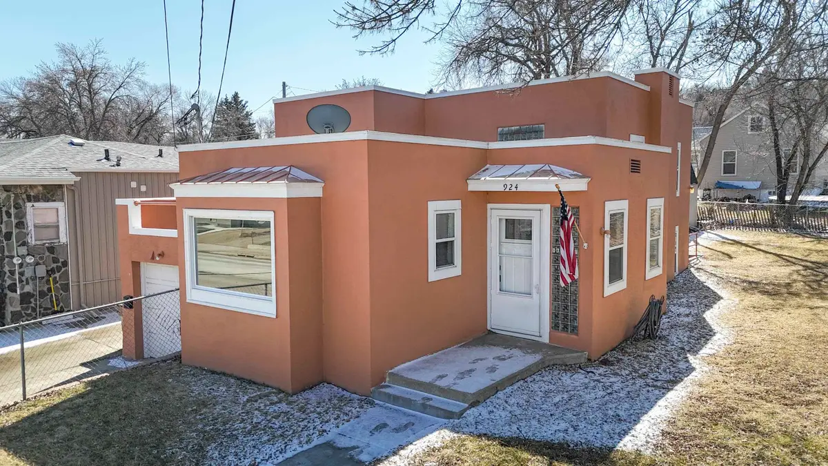 924 Valley St, Minot, ND 58701 - #1