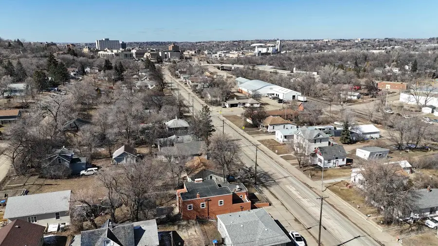 924 Valley St, Minot, ND 58701 - #3