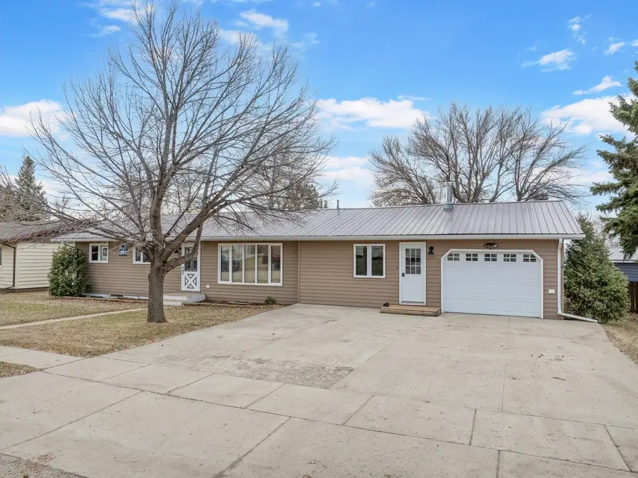 225 5th St NW, Tioga, ND 58852 - #2