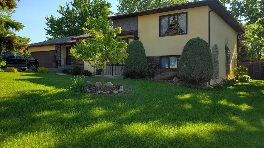 6 Ruyak Point, Minot, ND 58703 - #2