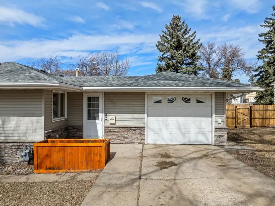 201 10th Ave. SE, Minot, ND 58701 - #3