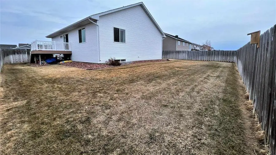 1805 28th St NW, Minot, ND 58703 - #3