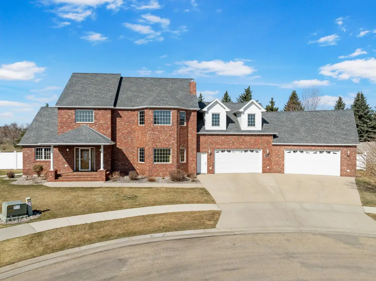 1208 Hiawatha St, Minot, ND 58701 - #1