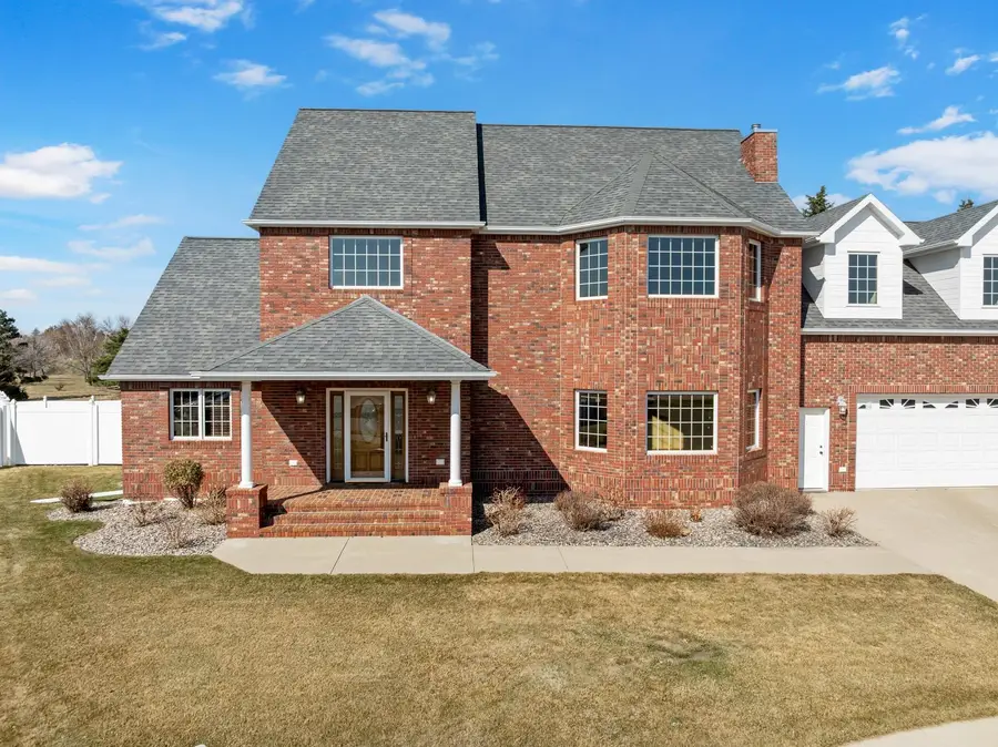 1208 Hiawatha St, Minot, ND 58701 - #2