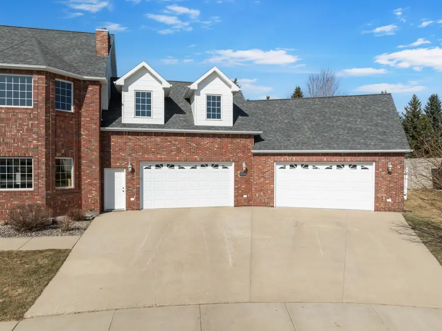 1208 Hiawatha St, Minot, ND 58701 - #3