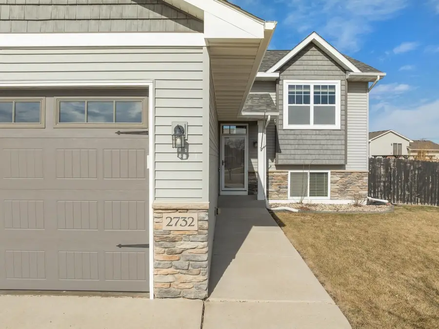 2732 Heritage DR, Minot, ND 58703 - #3