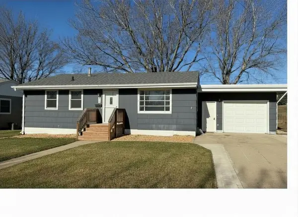 421 26th St NW, Minot, ND 58703