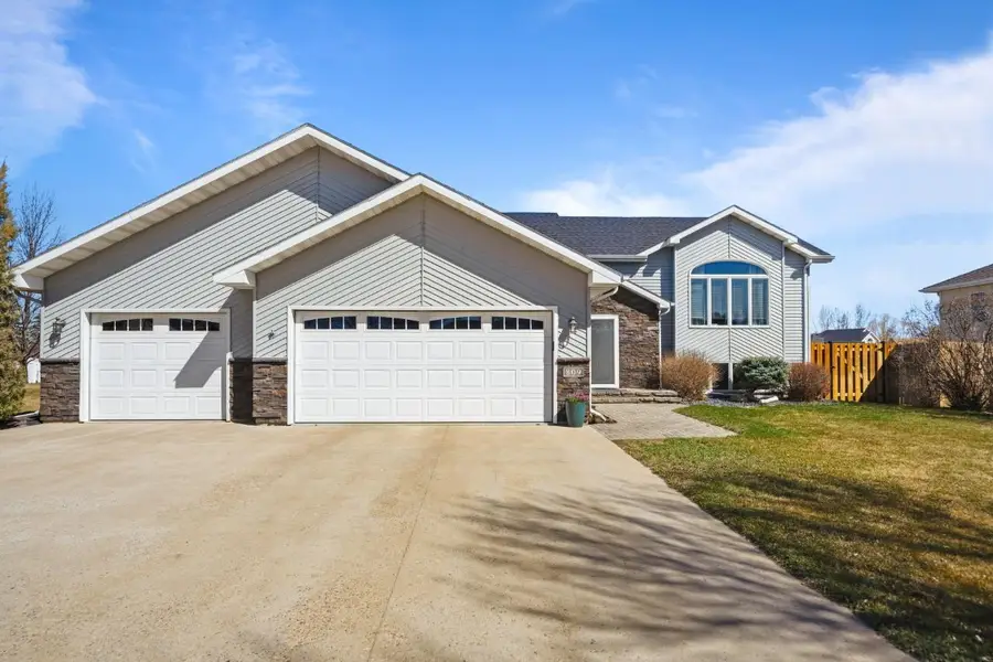 809 15th AVE SE, Minot, ND 58701 - #2