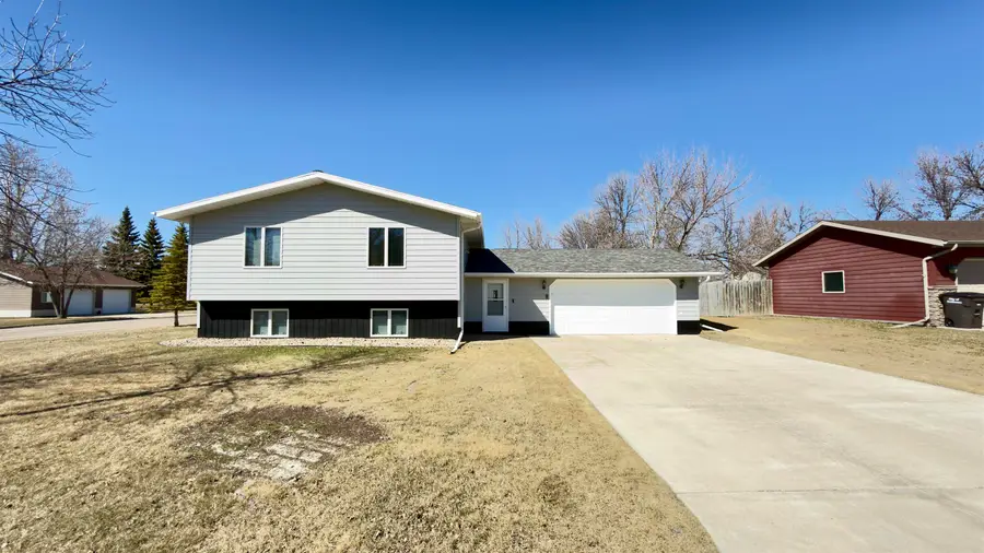 815 7th St E, Bottineau, ND 58318 - #2