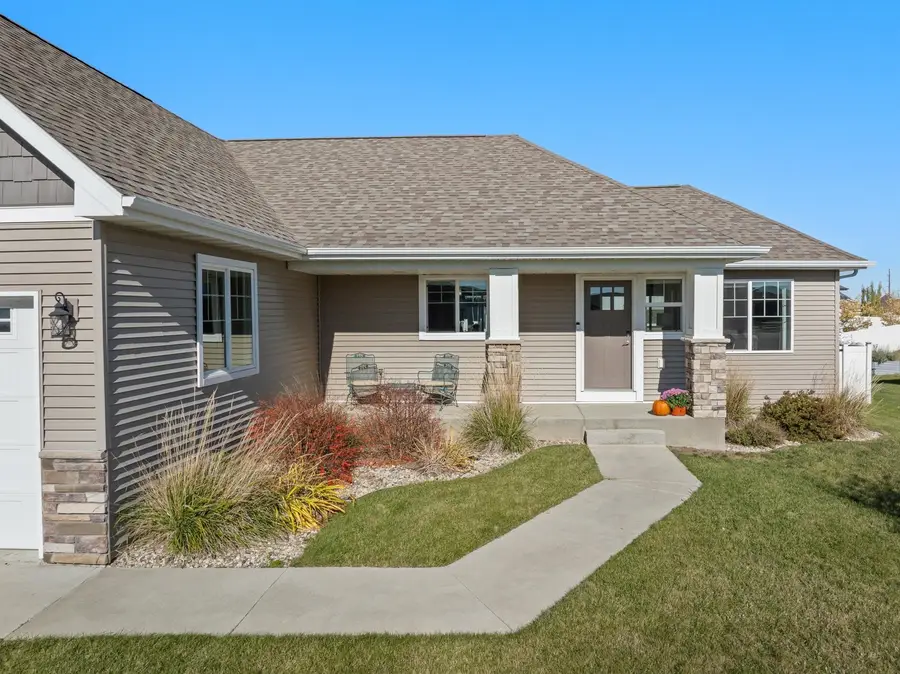 1605 Valley Bluffs Drive, Minot, ND 58701 - #3
