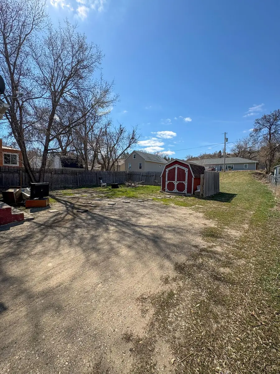 920 Valley St, Minot, ND 58701 - #2