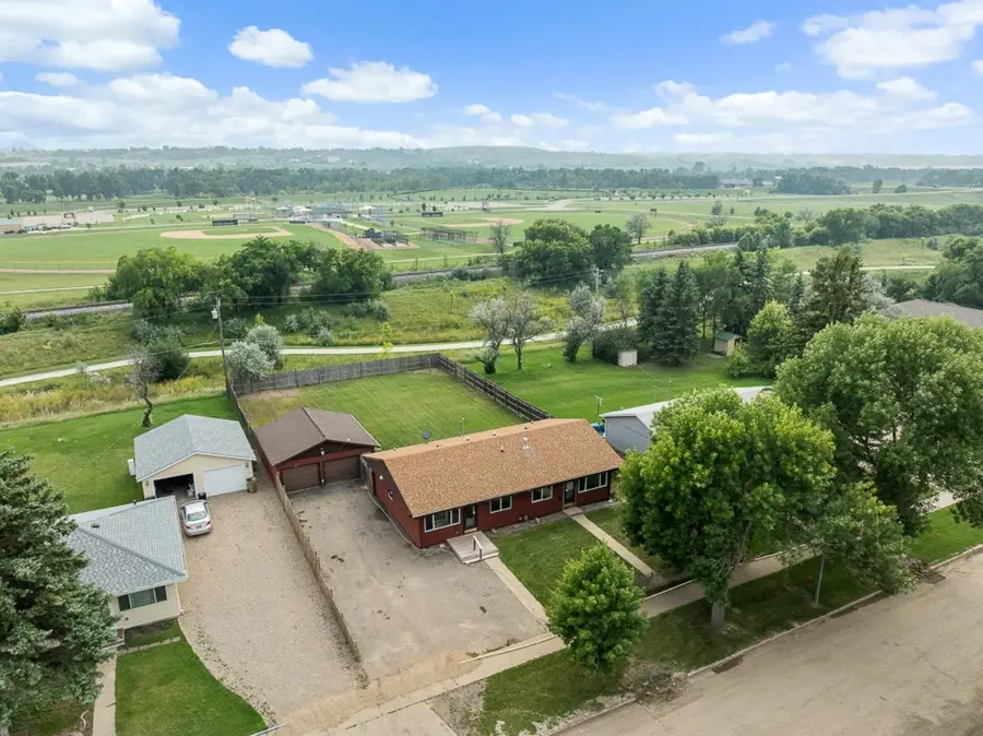 2517 2nd Ave SW, Minot, ND 58701 - #2
