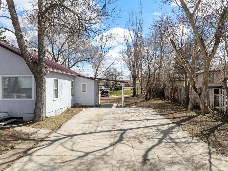 711 5th St SW, Minot, ND 58701 - #3