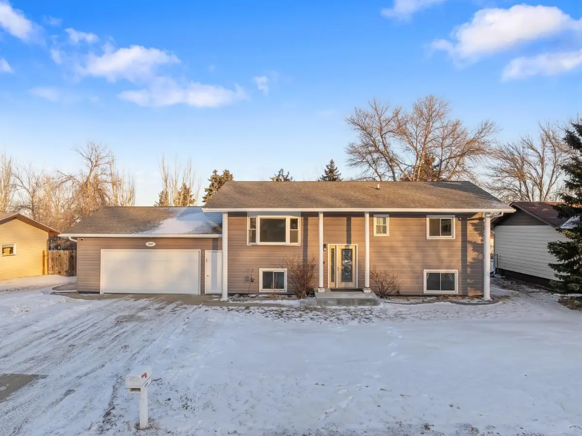 1607 5th St SE, Minot, ND 58701 - #1