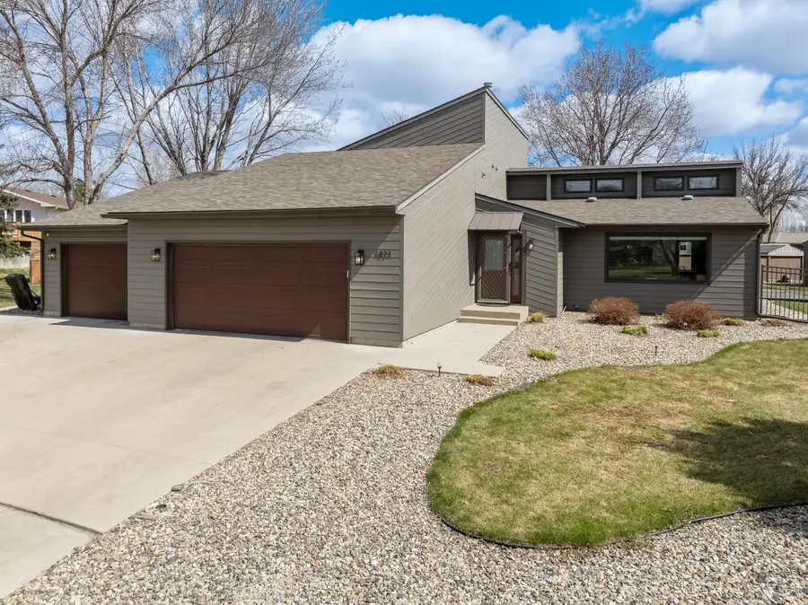 1821 TAMMY DR. SW, Minot, ND 58701 - #2