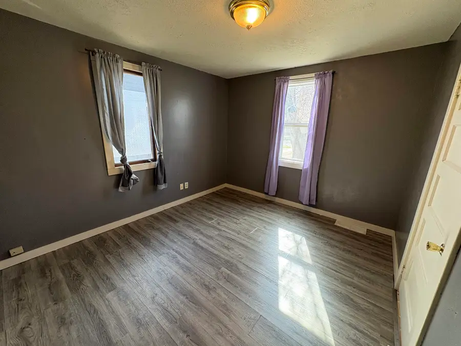 516 22nd St NW, Minot, ND 58703 - #2
