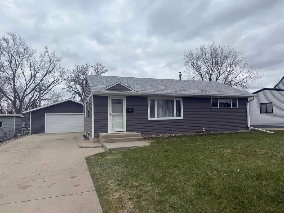 505 SW 17th Ave, Minot, ND 58701 - #1