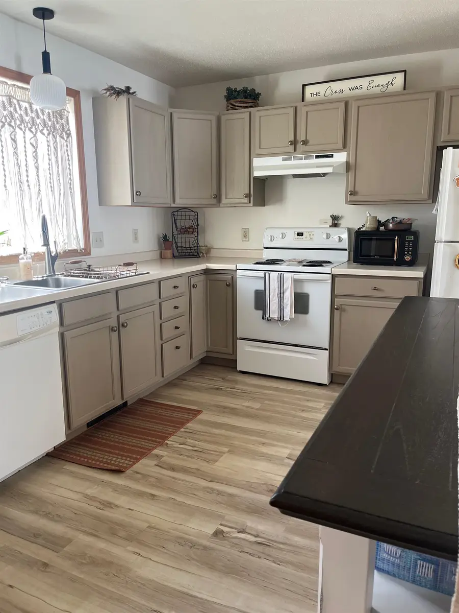 514 NW 27th Ave, Minot, ND 58703 - #3