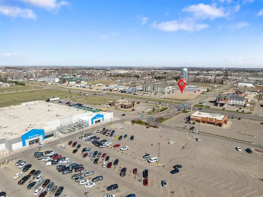 400 37th Ave SW, Minot, ND 58701 - #2