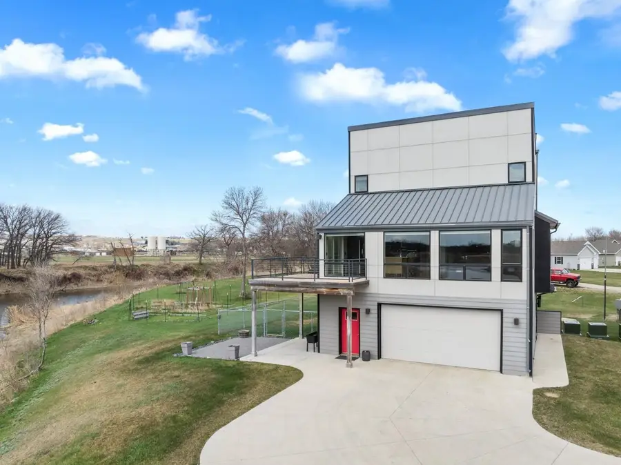 1800 Rivers Edge Dr SE, Minot, ND 58701 - #2