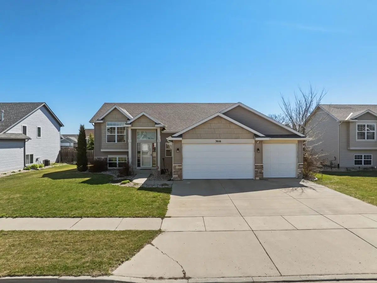 3016 9th St NW, Minot, ND 58703 - #1