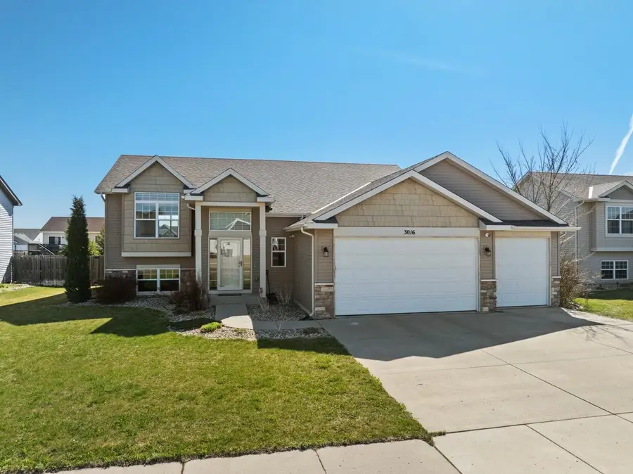 3016 9th St NW, Minot, ND 58703 - #2