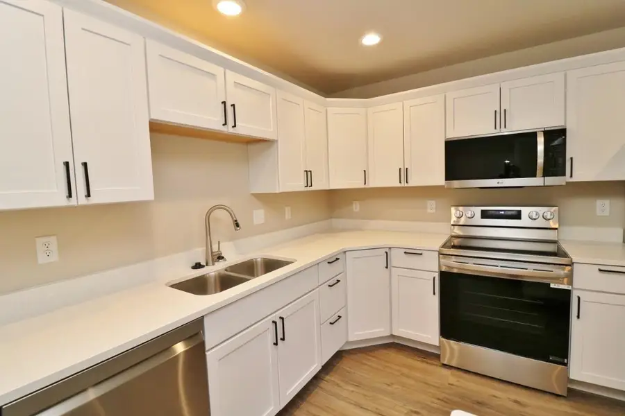 608 14th St SE, Minot, ND 58701 - #3