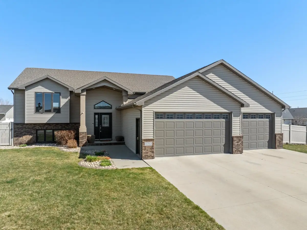 1817 35th Ave SE, Minot, ND 58701-7428 - #1