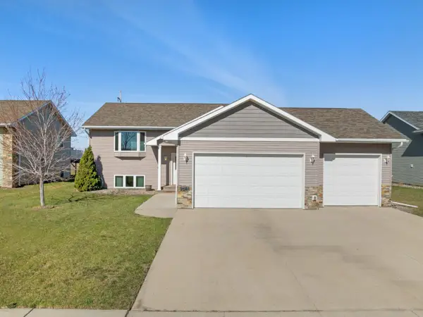 2844 Grey Eagle Pass, Minot, ND 58703