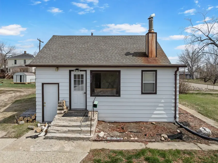 202 NW 3rd Ave, Kenmare, ND 58746 - #2