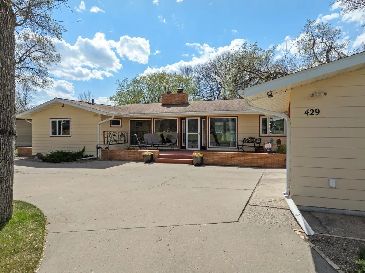 429 Cedon Dr, Minot, ND 58703 - #1