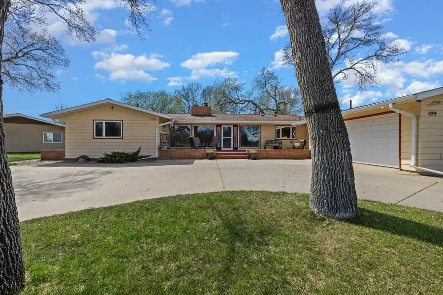 429 Cedon Dr, Minot, ND 58703 - #2