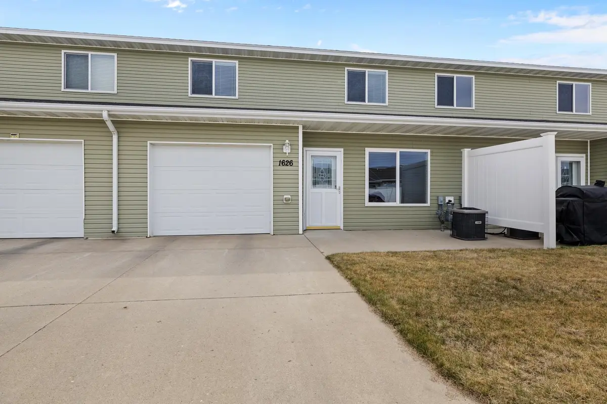 1626 SE 35th Ave, Minot, ND 58701 - #1