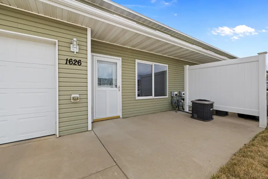 1626 SE 35th Ave, Minot, ND 58701 - #2