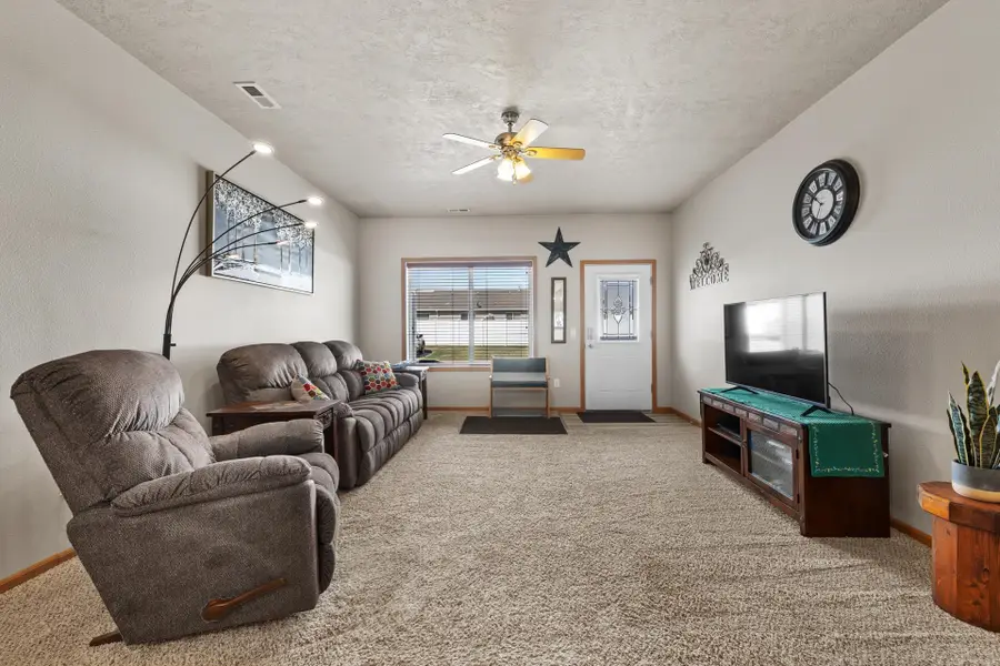 1626 SE 35th Ave, Minot, ND 58701 - #3