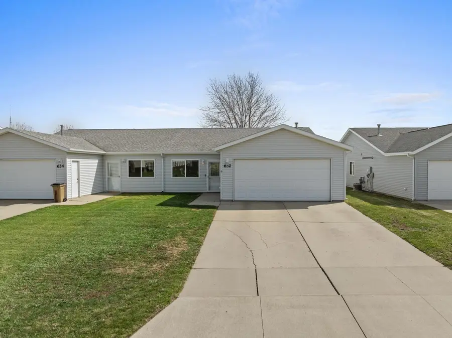 632 19th Ave SE, Minot, ND 58701 - #2