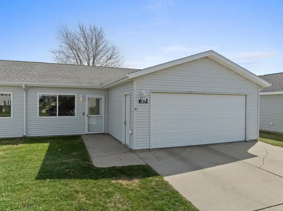 632 19th Ave SE, Minot, ND 58701 - #3