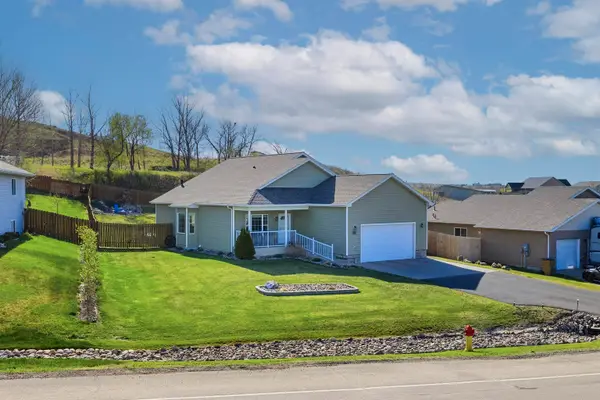 1721 Rivers Edge Dr SE, Minot, ND 58701