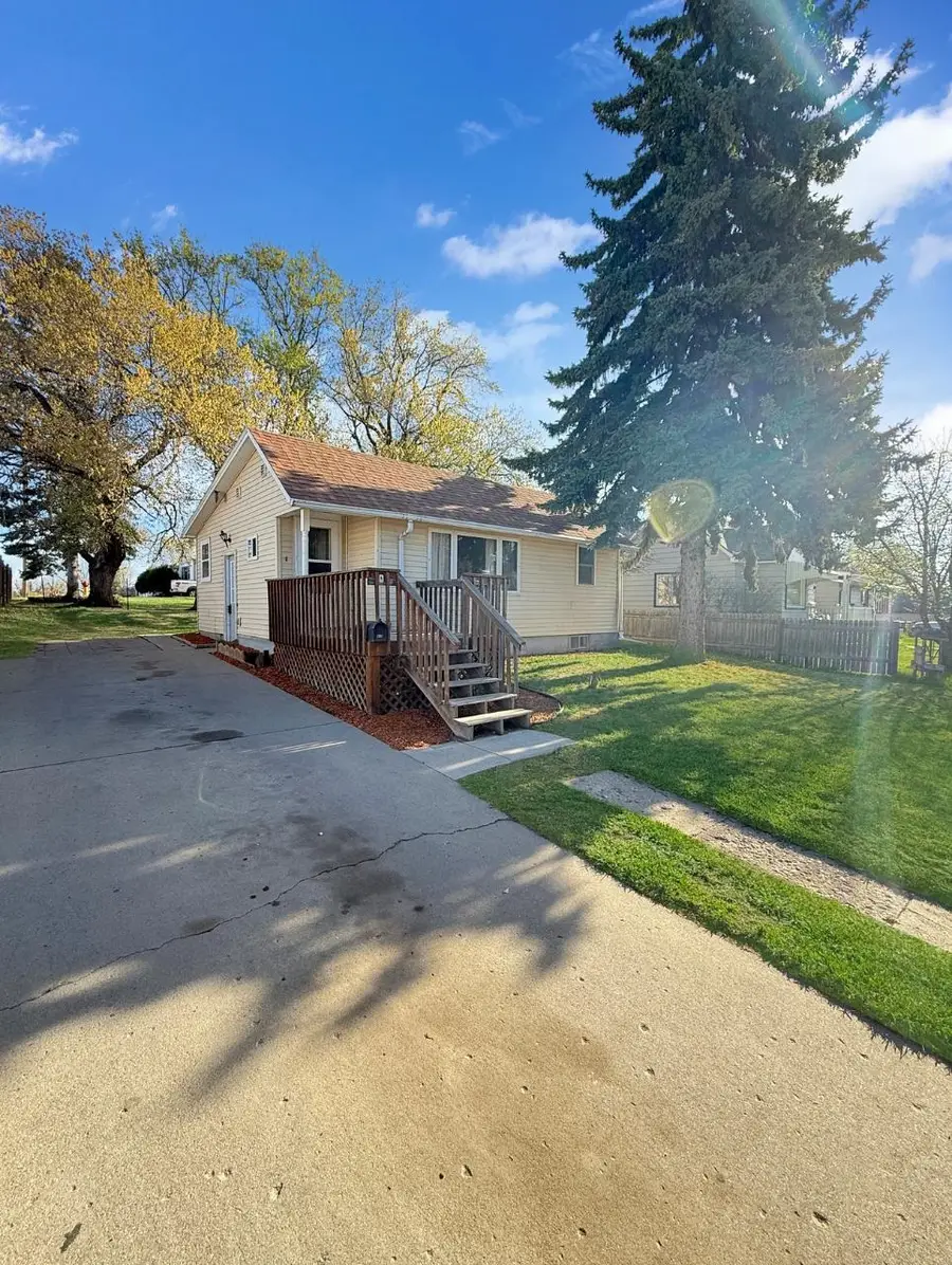 418 15th Ave SW, Minot, ND 58701 - #2