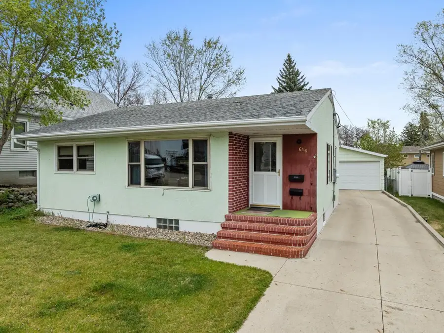 616 23rd St NW, Minot, ND 58703 - #2